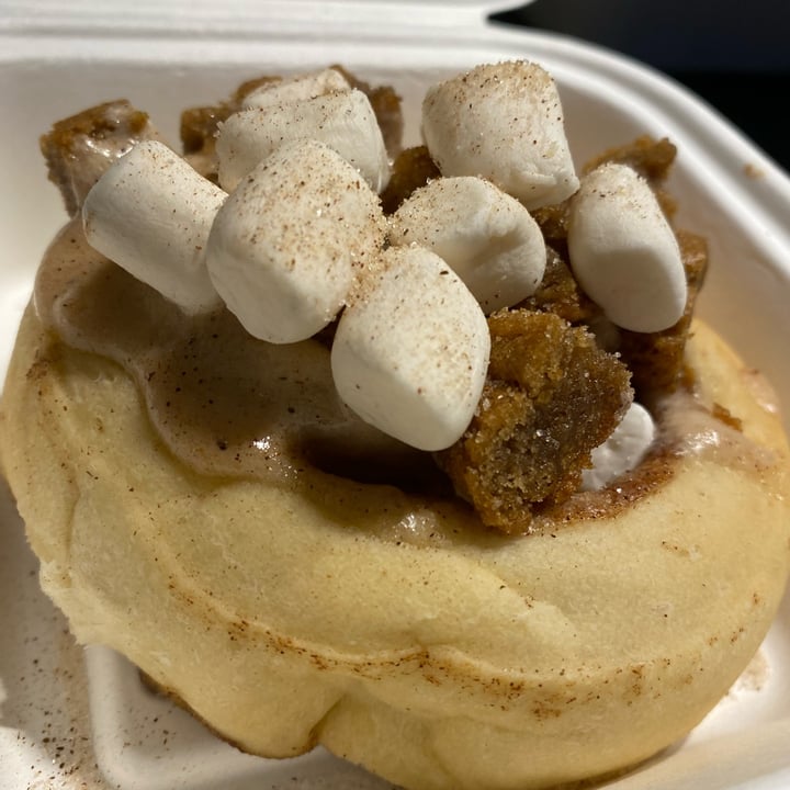 photo of Cinnaholic Victoria Pumpkin spice cinnamon bun shared by @veganmika on  10 Oct 2021 - review
