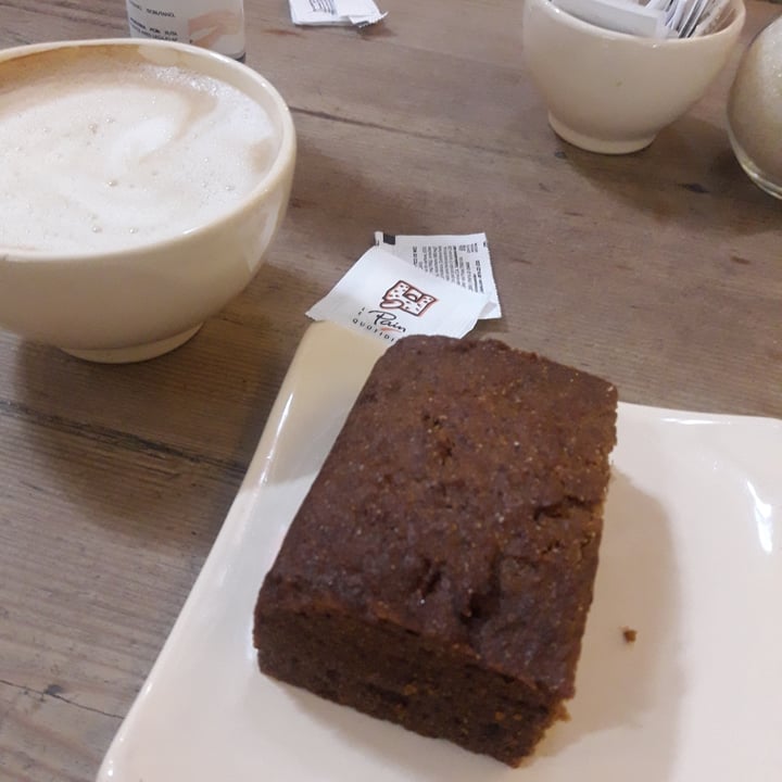 photo of Le Pain Quotidien Budin de zanahoria y cafe con leche de almendras shared by @kariveggie on  06 Jan 2021 - review