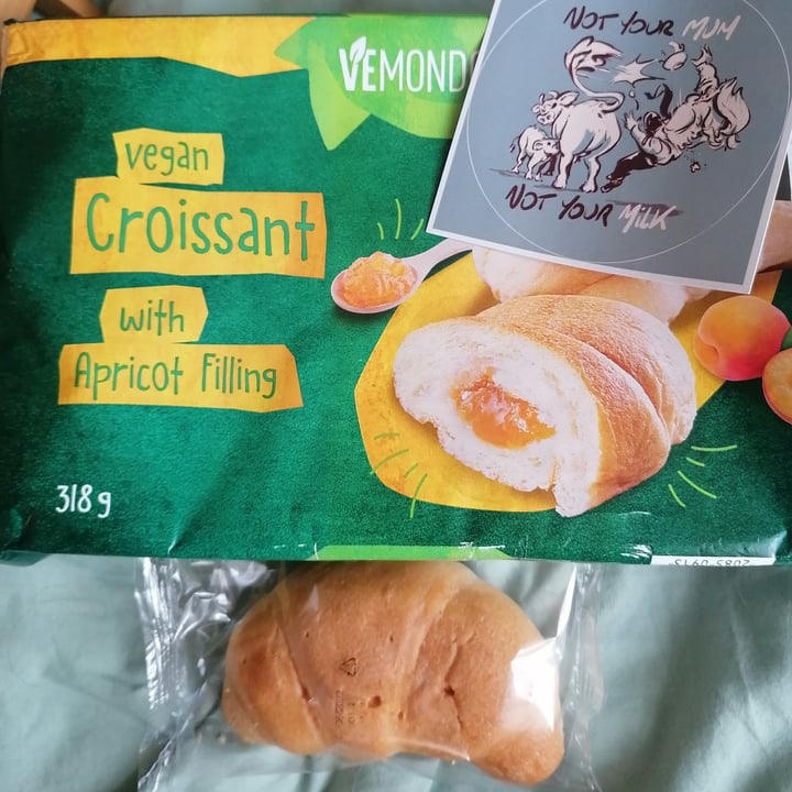 photo of Vemondo Vegan croissant with apricot filling shared by @doggybagcrew on  05 Feb 2022 - review