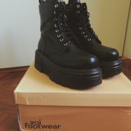 Koi footwear