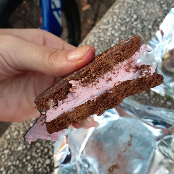 review photo of Un Rincón Vegano Alfajor de Frutos del Bosque shared by @kukylamarque on 08 Jul 2021 - review