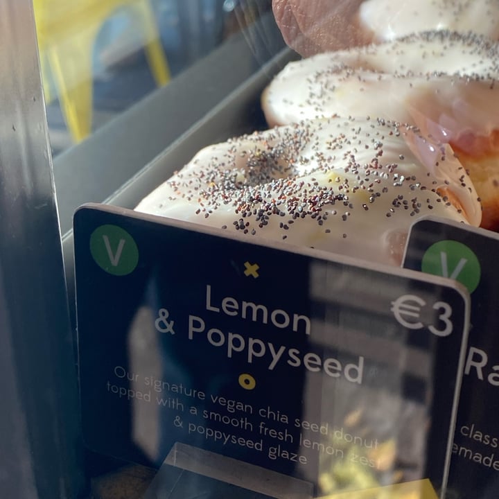 photo of The Rolling Donut Vegan Lemon and Poppy Seed Donut shared by @devon0 on  01 Dec 2021 - review