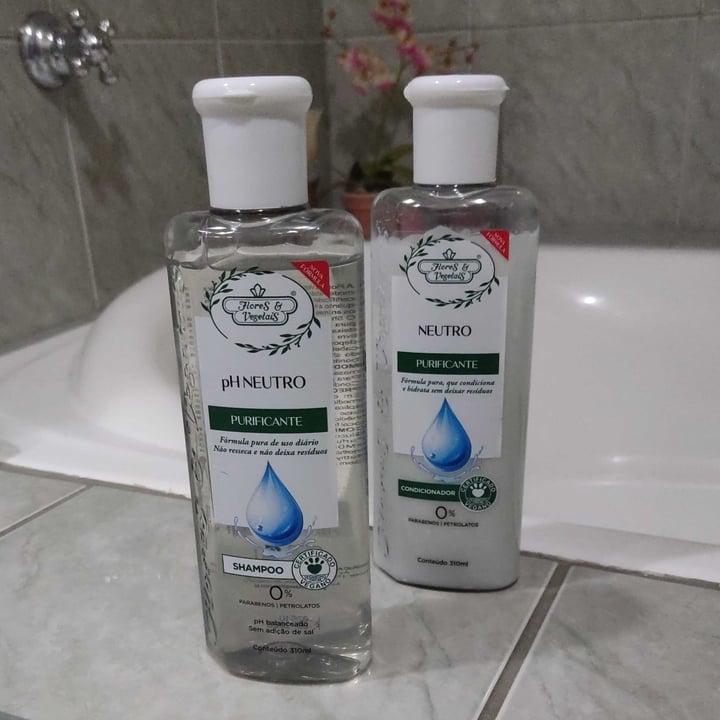 photo of Flores & Vegetais Shampoo PH Neutro shared by @lucianaroccomil on  12 Aug 2022 - review