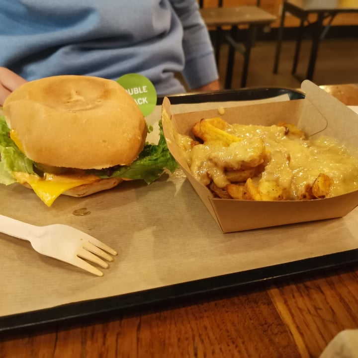 review photo of Hank Burger Double Smack shared by @gloirevoir on 04 Oct 2022 - review