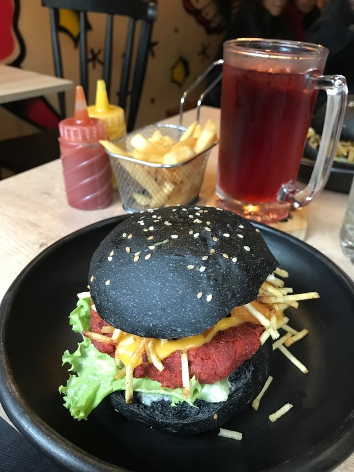 review photo of Cafe Leon Interior 6 Local 3 Paseo Del Faro Hamburguesa vegan shared by @saharaxfade on 15 Mar 2020 - review