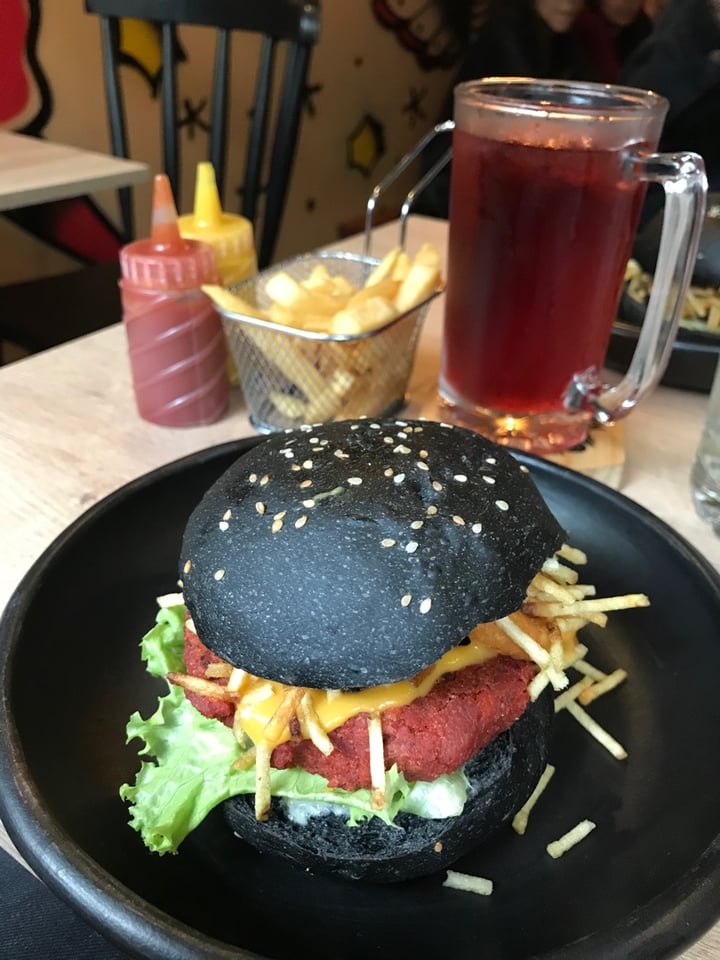 photo of Cafe Leon Interior 6 Local 3 Paseo Del Faro Hamburguesa vegan shared by @saharaxfade on  15 Mar 2020 - review