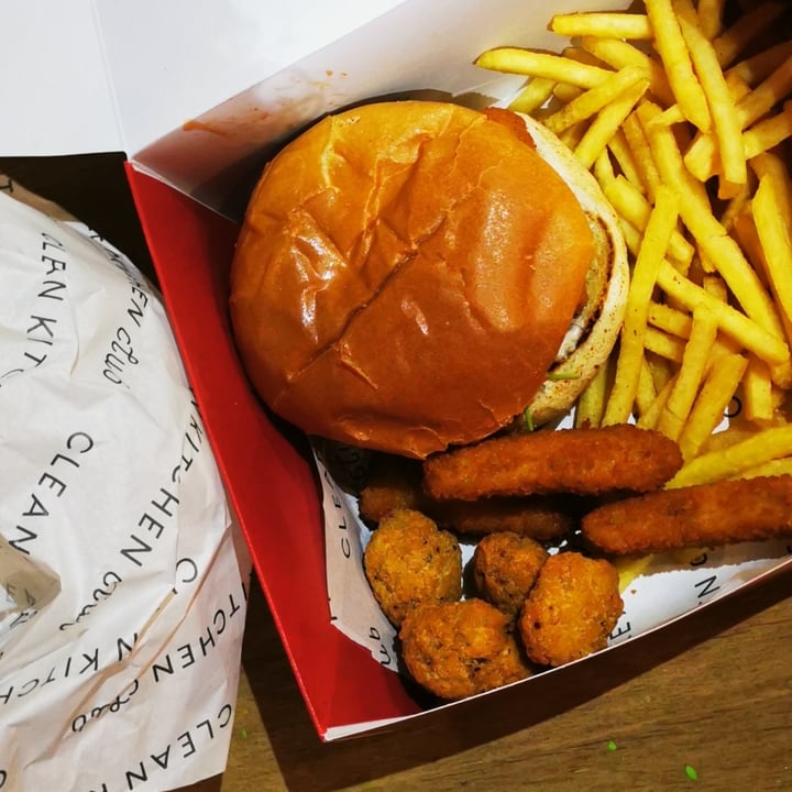 photo of Clean Kitchen Camden Fishless Fish Finger Burger shared by @ayeisha on  18 Dec 2021 - review