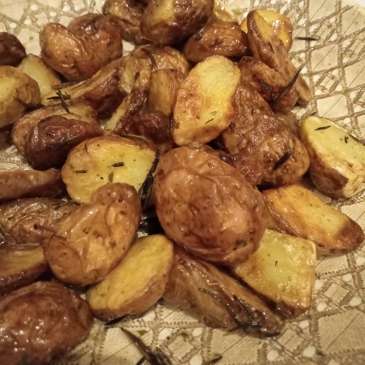 photo of Woolworths Food Specialty Potatoes With Fresh Herbs And Butter shared by @fruitfulfig on  30 Nov 2021 - review