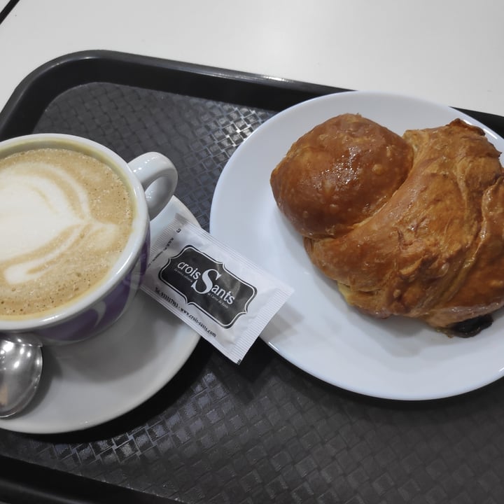 photo of CroisSants Croissant de chocolate y fresa shared by @veggievallde on  17 Oct 2022 - review
