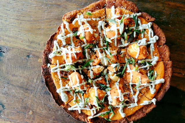 Foto do prato “Buffalo Ranch Cauliflower Flatbread”