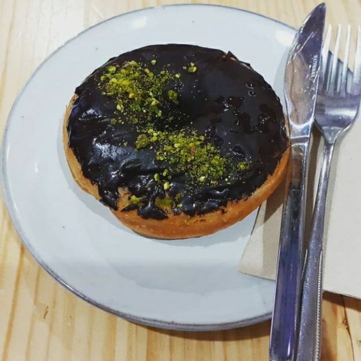 photo of Delish Vegan Doughnuts Chocolate y Pistacho shared by @plantbasedpisces on  29 Sep 2021 - review