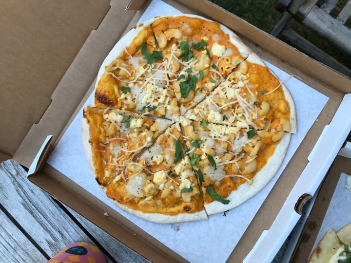 photo of Virtuous Pie Mac & Cheese Pizza shared by @sistervegans on  29 Nov 2019 - review