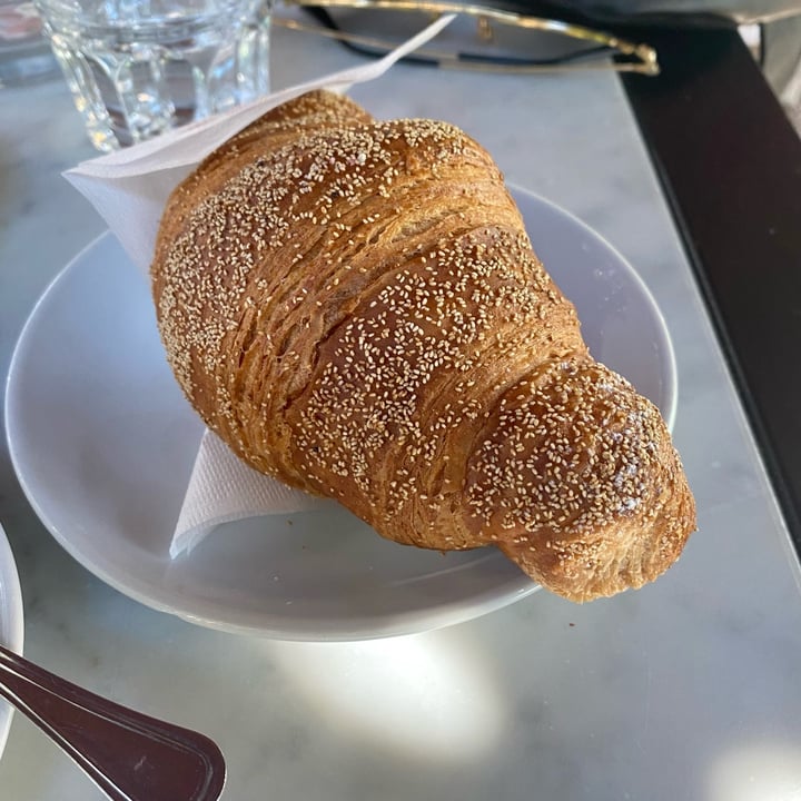 review photo of Chiosco San Lorenzo cornetto con marmellata di albicocche shared by @elijveg on 21 Jul 2022 - review