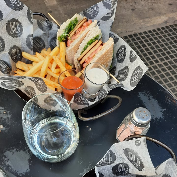 review photo of JU Vegano Sándwich de tofu shared by @lulucia on 16 Apr 2022 - review