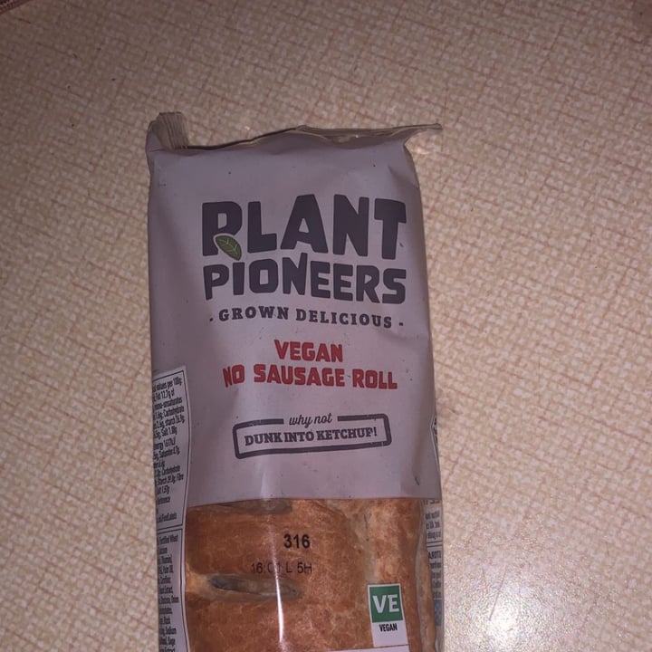 photo of Plant Pioneers vegan no sausage roll shared by @freyatiarna on  06 Dec 2022 - review
