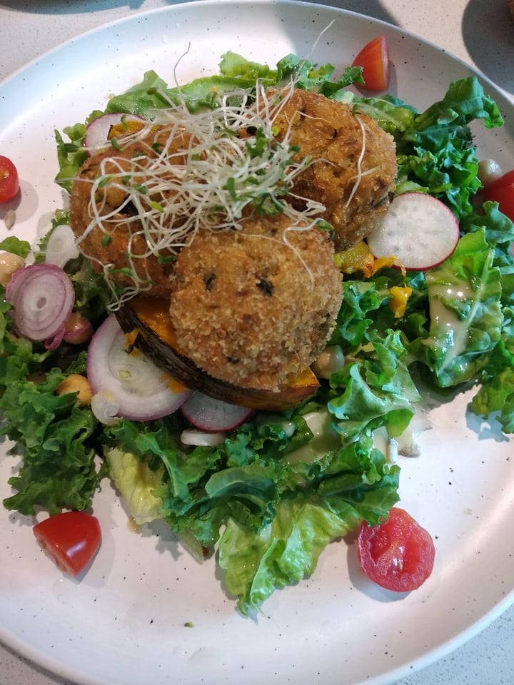 photo of Cedele All Day Dining - Wheelock Place Quinoa Cauliflower Falafel Kale Salad shared by @omnisheep on  01 Jan 2020 - review
