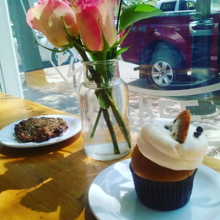 photo of Kelly's Bake Shoppe Cookie Dough Cupcake shared by @nativeflowerchild on  23 Apr 2020 - review