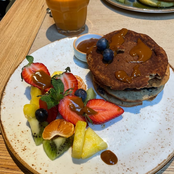 photo of Shake Café Blueberry Pancakes shared by @recipesandplaces on  15 Apr 2022 - review