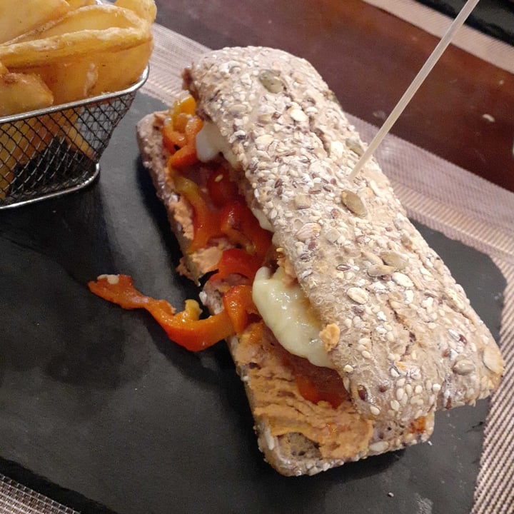 photo of Il Varieté, Bergamo - Birreria artigianale, burger vegetariani e vegani, aperitivi e musica dal vivo. Rosso amaranto shared by @rosselladuca on  26 Feb 2022 - review