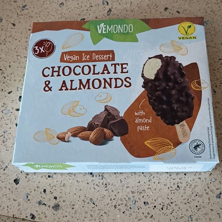 photo of Vemondo  vegan ice dessert chocolate & almonds shared by @andreasic on  09 Oct 2022 - review