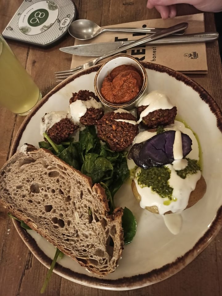 photo of Honest Greens Hortaleza Falafel Con Tubérculos Y Espinacas Con Aliño De Aove Y Loncha De Pan Integral shared by @veggienning on  23 Feb 2020 - review