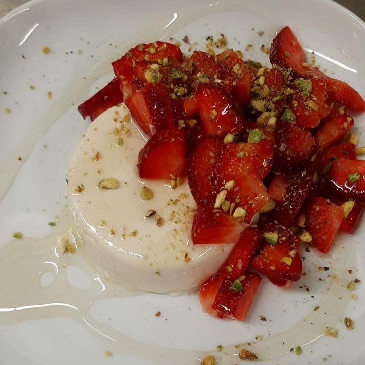 photo of Hotel Sylva & RistoVegan Panna cotta alle fragole shared by @lachiocciola on  10 Mar 2022 - review
