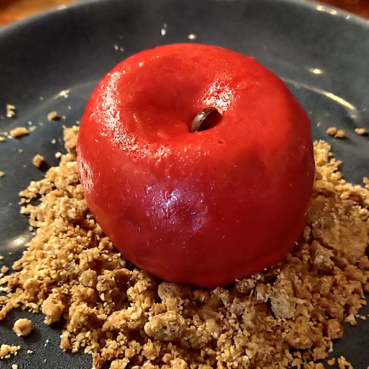 photo of Coco Pastel de manzana y canela con mousse de chocolate blanco y 
crumble de almendra y sablé shared by @joseppep on  21 Feb 2022 - review