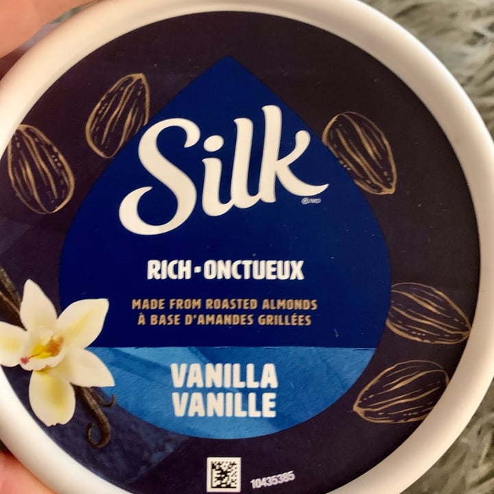 photo of Silk yogurt Silk Vanilla Almond Yogurt shared by @lauriemayb on  19 May 2022 - review
