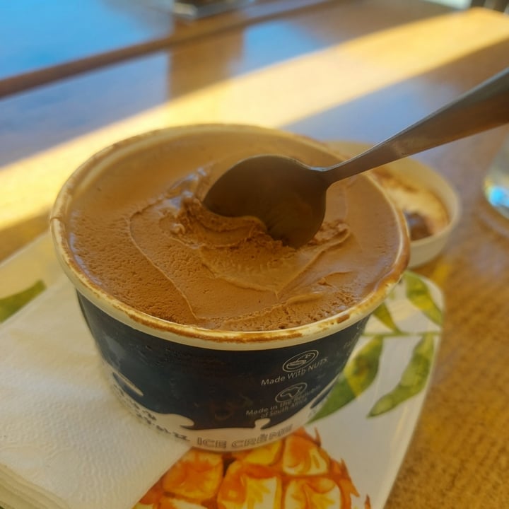 review photo of Lekker Vegan Kloof Mylk ice cream hubba hubba chocolate truffle shared by @rosevr on 07 Dec 2021 - review