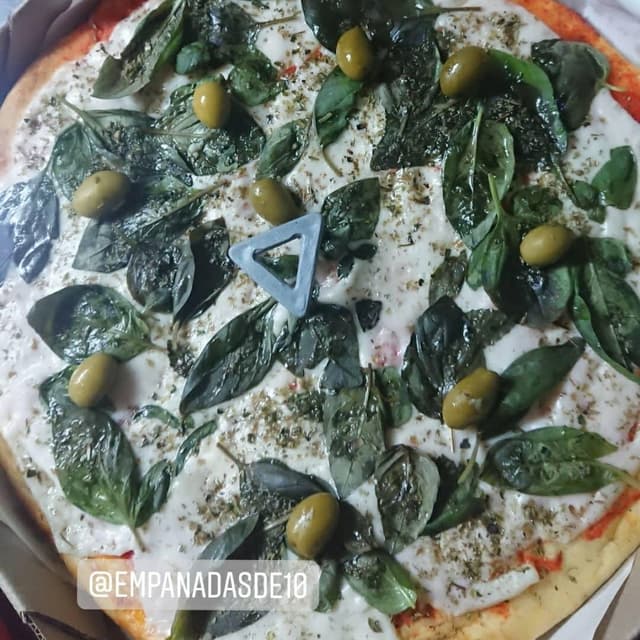 Foto do prato “Pizza de muzzarella con albahaca”
