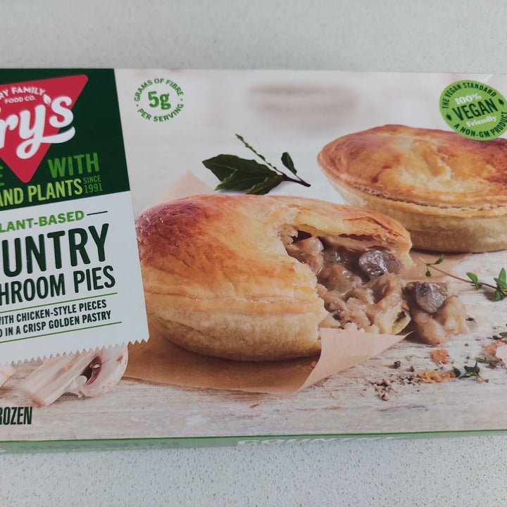 photo of Fry's Family Food 2 Country Mushroom Pies shared by @mariavinhando on  04 Jun 2022 - review