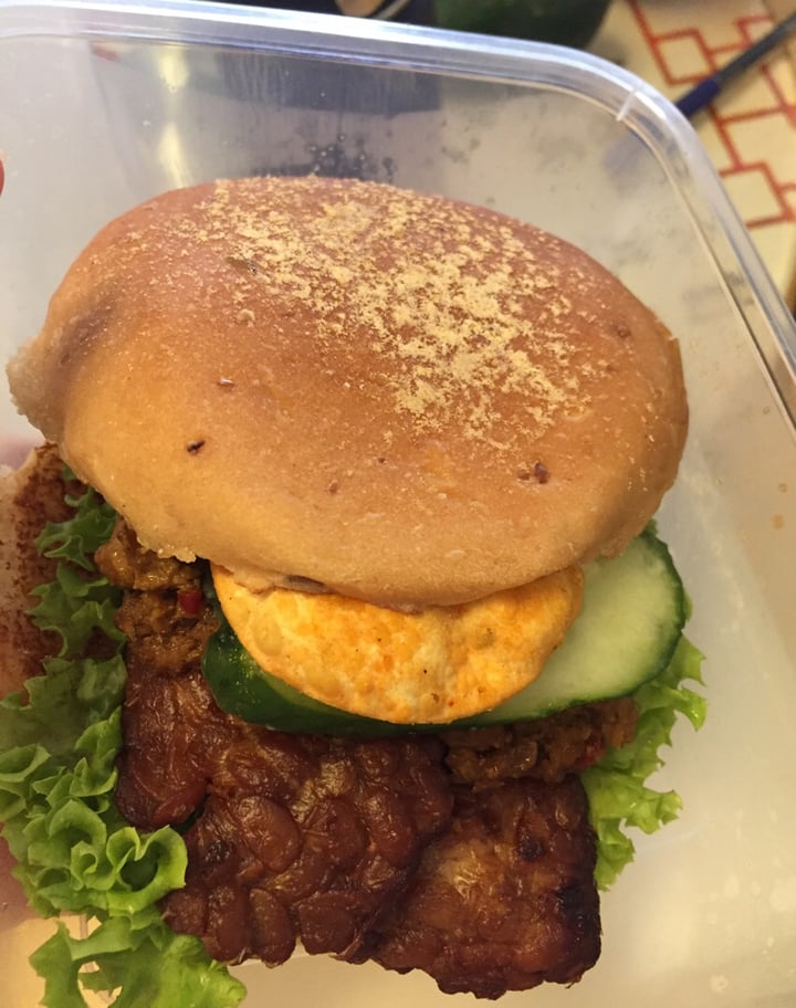 photo of nomVnom Bistro Tempeh Rendang burger shared by @plantbasedlifestyle on  01 Apr 2020 - review