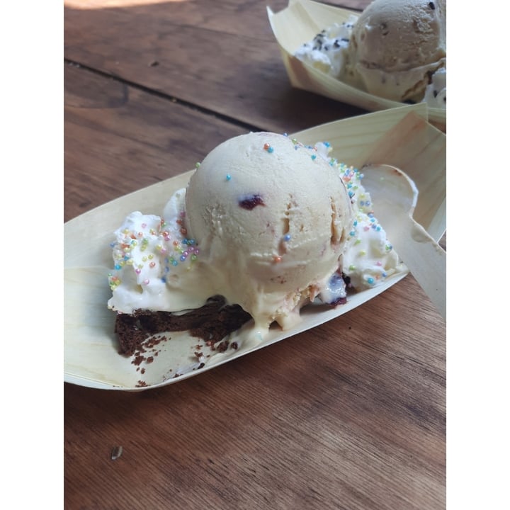 photo of Código Morsa Helado de cereza con chispas de chocolate y brownie con crema batida shared by @karinalflores on  05 Apr 2022 - review