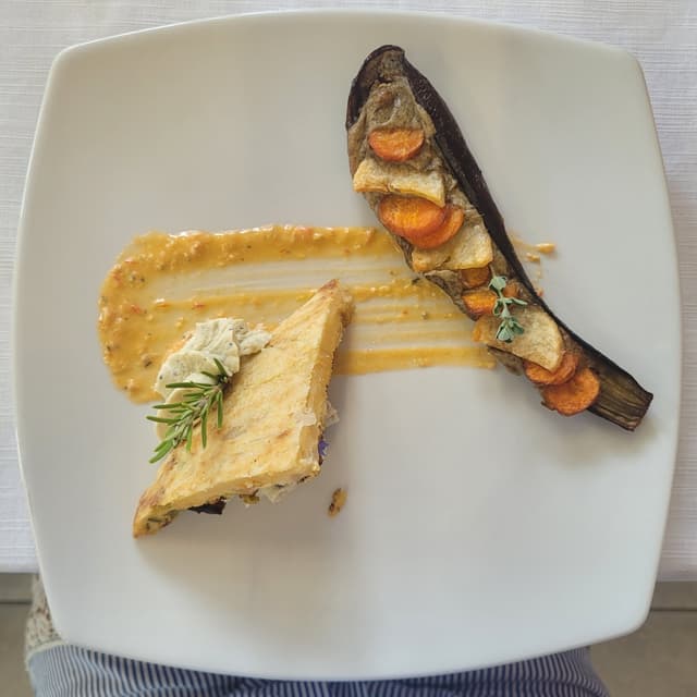 Foto del piatto “farinata con cipolla e peperoni, hummus di fave e melanzana ripiena”