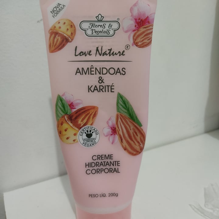 photo of Flores & Vegetais Creme hidratante corporal shared by @lianesoares on  28 Jan 2022 - review
