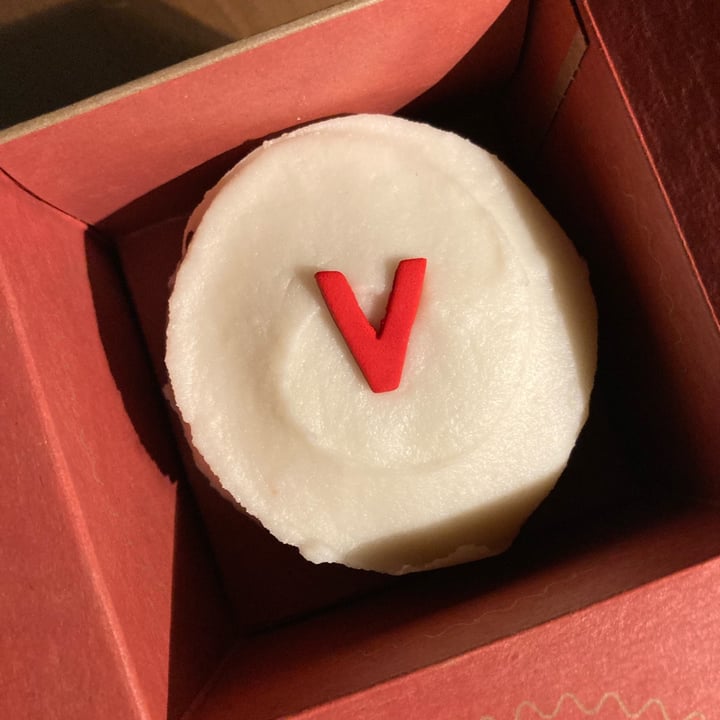 photo of Sprinkles Austin Vegan Red Velvet Cupcake shared by @elewink24 on  26 Oct 2022 - review