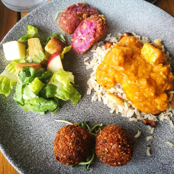 photo of Fresh Earth Food Store Harvest Table shared by @veganonthesavannah on  15 Feb 2021 - review