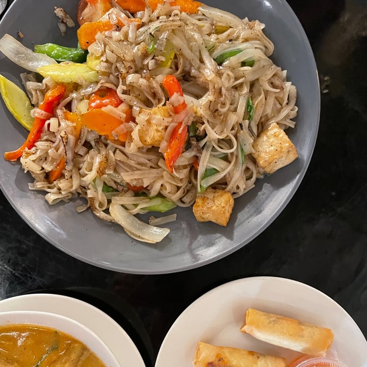photo of Fai Thai Kitchen ร้านฝ้ายไทย Drunken noodles shared by @earthtostacy on  28 Feb 2022 - review