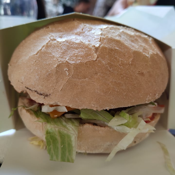 photo of Mama burger Burger con Beyond burger shared by @grebrachiosaur on  25 Oct 2021 - review