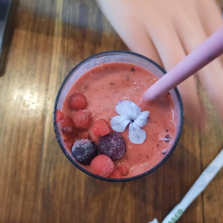 photo of The Kindred Kitchen Berry Smoothie shared by @mikaylan24 on  21 Dec 2021 - review