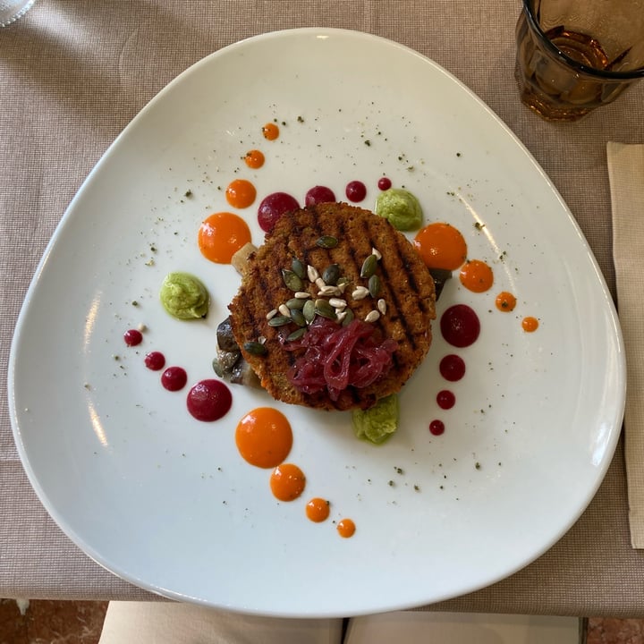 photo of All'Ombra del Gabbiano Burger Di Lenticchie Rosse E Ceci Con Semi Melanzane Al Funghetto E Cipolla Caramellata shared by @larazane on  17 Jun 2022 - review