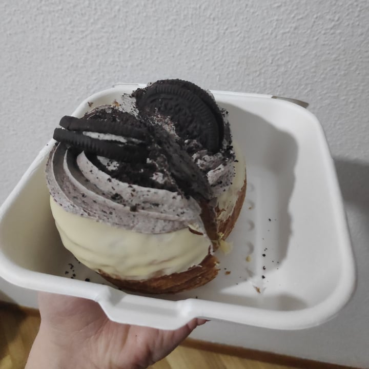 photo of chök the chocolate kitchen Kronut Vegano De Oreo shared by @elenacasadoyt on  03 Feb 2022 - review