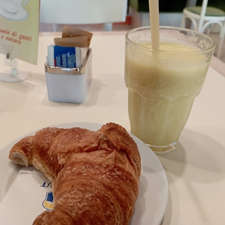 photo of Giornale&Caffè Cornetto Vegano E Centrifuga Zenzero Banana E Mela shared by @deboral89 on  05 Aug 2022 - review