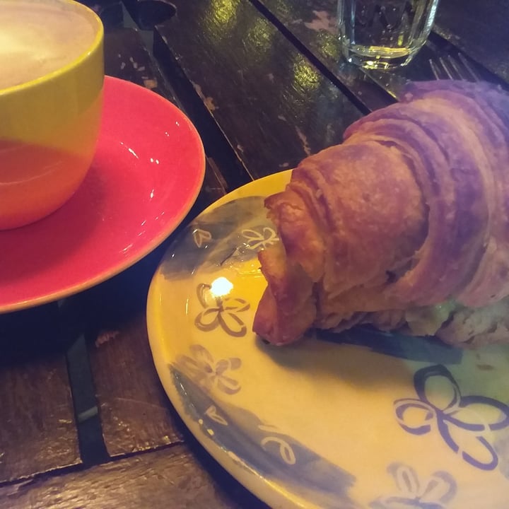 photo of Casamonte Croissant de tofu y palta y café con leche de almendras shared by @eve97lyn on  23 Jul 2022 - review