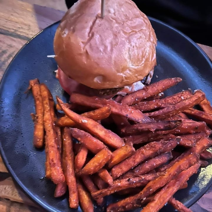 review photo of Walt & Burley Vegan Mushroom Burger shared by @andrescba on 21 Sep 2022 - review
