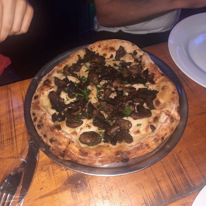 photo of Lado V Pizza de Hongos shared by @marleneriolo on  17 Nov 2022 - review