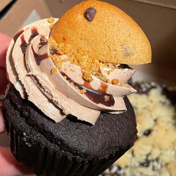 photo of Bunner's Bakeshop Mocha chocolate crunch cupcake shared by @plantifulalyssa on  22 Feb 2021 - review