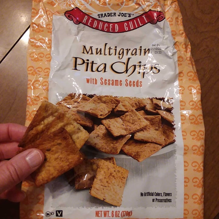 photo of Trader Joe's multigrain pita chips with sesame seeds shared by @pattymvegan on  25 Aug 2021 - review