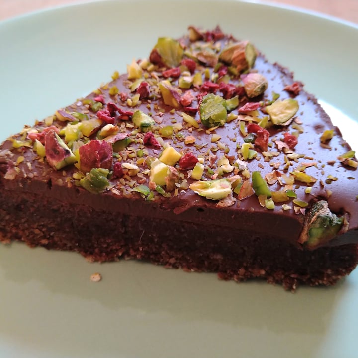 review photo of Earth Cafe Chocolate mousse cake with pistachio shared by @shadefood on 27 Jun 2021 - review