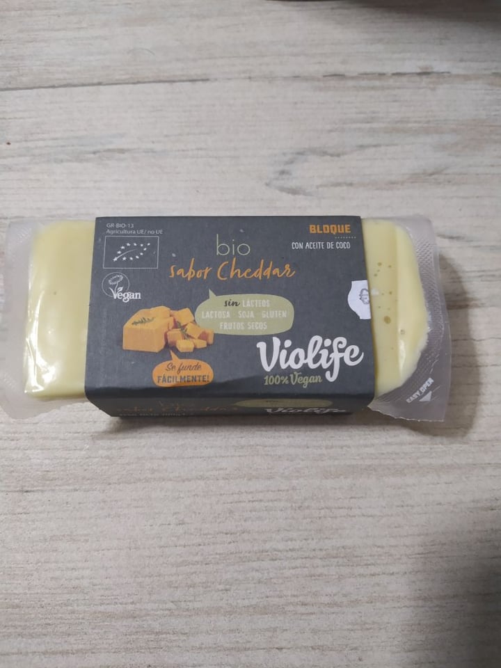 photo of Violife Bio sabor Cheddar Block shared by @vegancandyland on  28 Dec 2019 - review